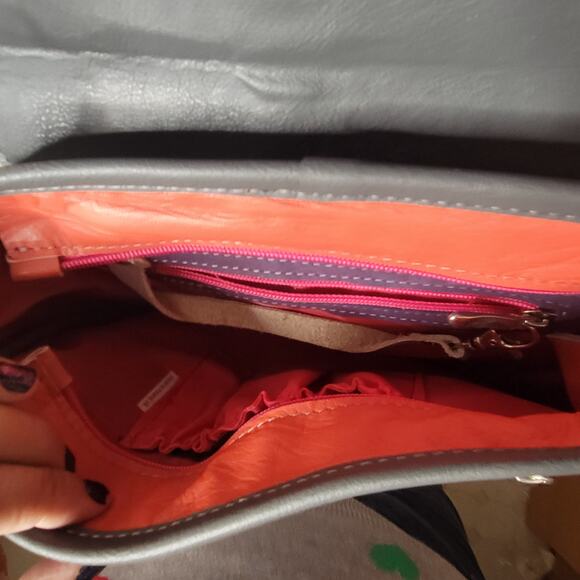 Spade Handmade Leather Crossbody Bag - Picture 8 of 9